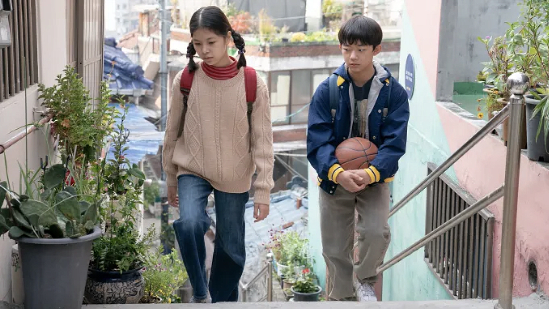Blog - Couple of young asiatics walking in stairs. BOOCLE