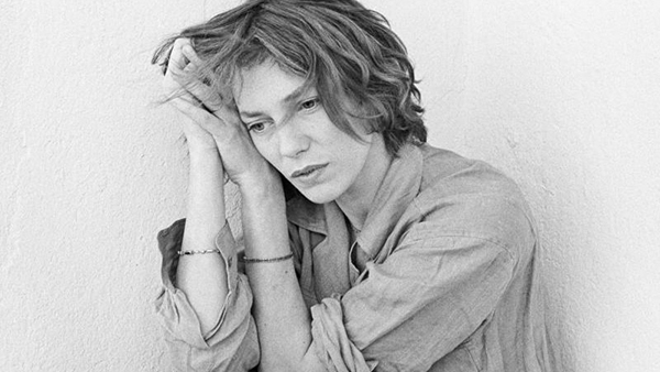Portrait de Jane Birkin en noir et blanc