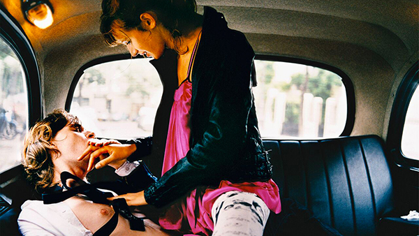 Blog - Real Photography of A couple warms up inside an English taxi for WAD MAgazine by Thomas Vassort. BOOCLE